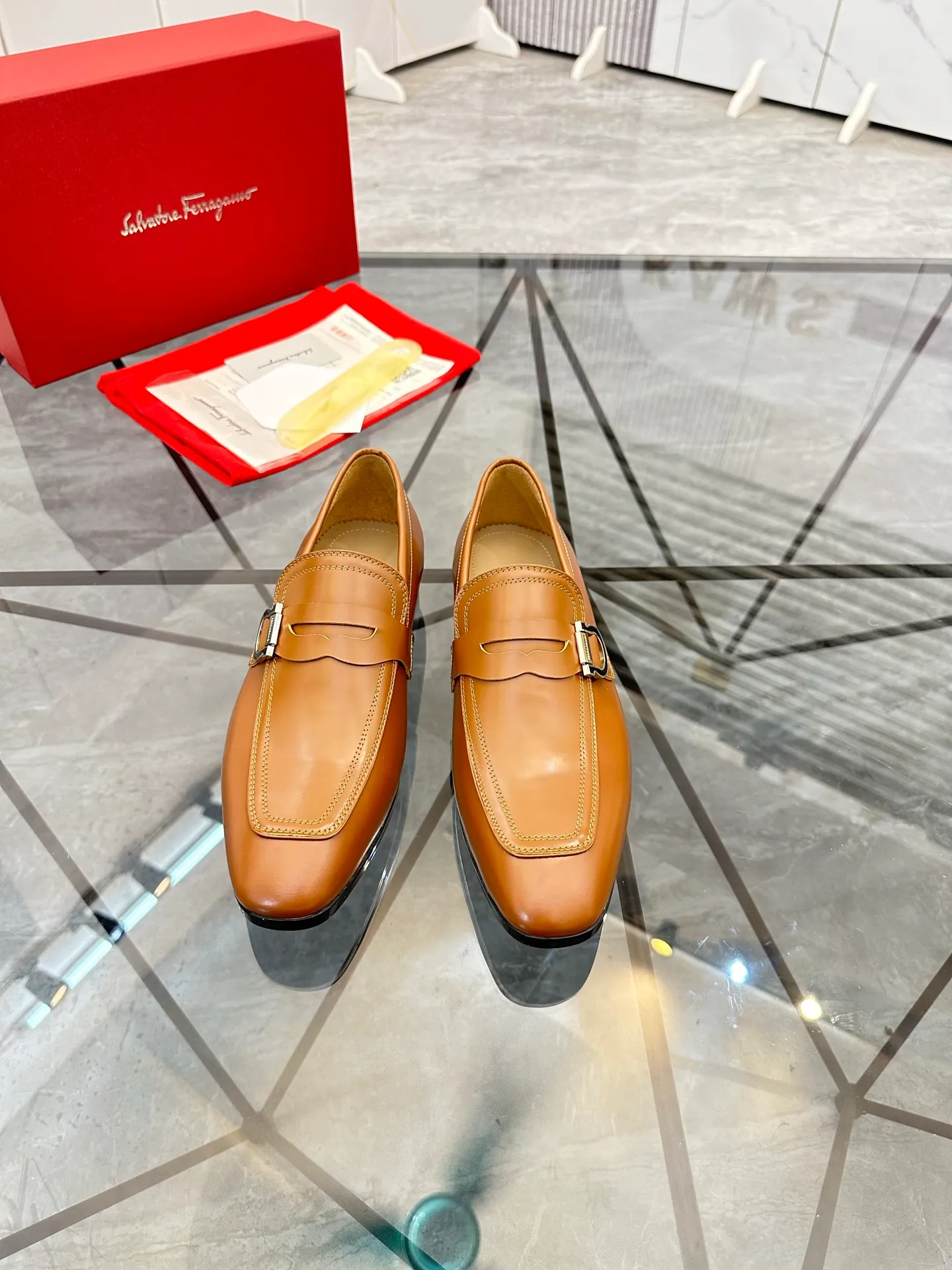 Men's shoes: 💰P640¥ High-end quality Product trademark: Ferragamo* "Ferragamo*" leather shoes Regular size: 38-44 (can be customized to 45.46.) Product materials: imported first-layer cowhide leather upper, cowhide lining, original outsole. Number: 688